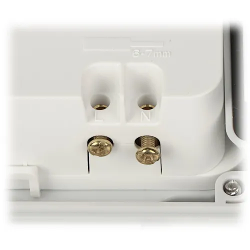 Zbliżenie na tylną część urządzenia elektrycznego z widocznymi dwoma zaciskami oznaczonymi literami "L" i "N". Zaciski są przeznaczone do podłączenia przewodów, a obok nich znajduje się oznaczenie "6-7 mm".