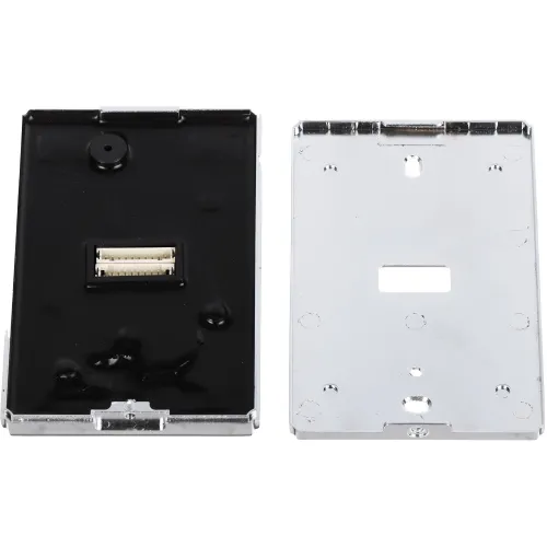 Zdjęcie przedstawia dwie części metalowej obudowy, z których jedna ma czarną plastikową wkładkę z gniazdem. Obie części mają otwory montażowe i są przeznaczone do instalacji elektronicznej.