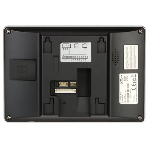 Zdjęcie przedstawia tylną część urządzenia elektronicznego z widocznymi złączami i etykietami. Na obudowie znajdują się oznaczenia portów oraz informacje techniczne.