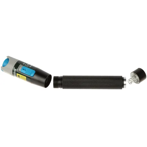 Zdjęcie przedstawia rozłożony na części filtr do wody z czarnym korpusem i niebieskimi elementami. Widoczne są trzy główne części: obudowa z pokrętłem, cylindryczny filtr oraz nakrętka z widoczną sprężyną.