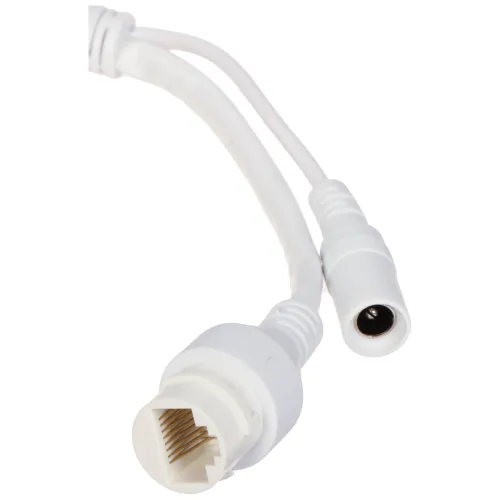 Zdjęcie przedstawia biały kabel z dwoma złączami: RJ45 i okrągłym złączem zasilania DC. Kabel jest sfotografowany na białym tle, co podkreśla jego detale.