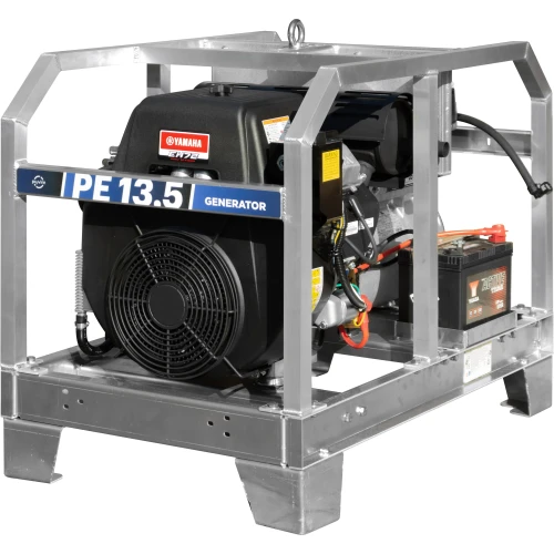 Na zdjęciu znajduje się agregat prądotwórczy Puvire PE 13.5 w metalowej ramie, z widocznym silnikiem i akumulatorem. Urządzenie ma solidną konstrukcję i jest przeznaczone do generowania energii elektrycznej.