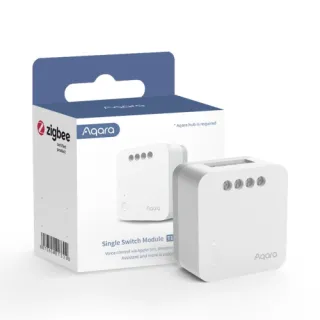 Na zdjęciu znajduje się biały moduł Aqara Single Switch Module T1, obok którego stoi jego opakowanie z logo Zigbee i Aqara. Opakowanie przedstawia grafikę modułu oraz informację o kompatybilności z asystentami głosowymi.