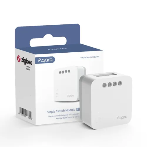 Na zdjęciu znajduje się biały moduł Aqara Single Switch Module T1, obok którego stoi jego opakowanie z logo Zigbee i Aqara. Opakowanie przedstawia grafikę modułu oraz informację o kompatybilności z asystentami głosowymi.