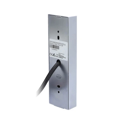 Zdjęcie przedstawia tylną stronę czytnika odcisków palca w srebrnej obudowie z widocznym kablem zasilającym. Na urządzeniu znajdują się etykiety z informacjami technicznymi i certyfikatami.