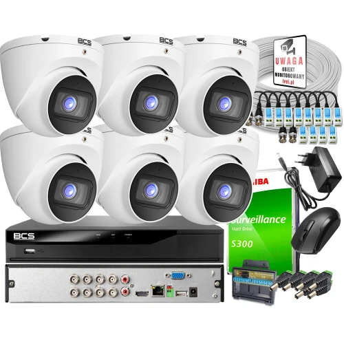 Zestaw monitoringu składa się z sześciu białych kamer kopułkowych BCS, rejestratora z różnymi portami, dysku twardego Toshiba S300 oraz akcesoriów montażowych i kabli. W komplecie znajduje się również myszka, zasilacz i tabliczka informacyjna o monitoringu.