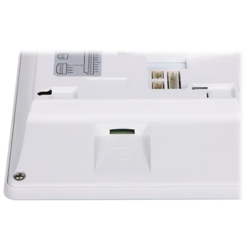 Zdjęcie przedstawia białe urządzenie z widocznym gniazdem na kartę pamięci. W tle widać schematy i złącza, co sugeruje, że jest to część elektronicznego sprzętu.