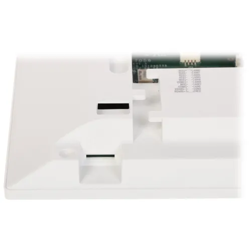 Zdjęcie przedstawia białą obudowę z widocznym gniazdem na kartę pamięci. W tle widać fragment płytki drukowanej z elementami elektronicznymi.