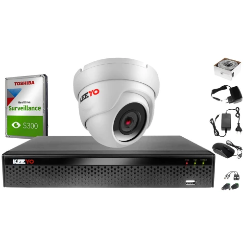Zestaw do monitoringu składa się z kamery kopułkowej, rejestratora oraz dysku twardego Toshiba S300 Surveillance. W zestawie znajdują się również akcesoria takie jak zasilacz, myszka i przewody połączeniowe.