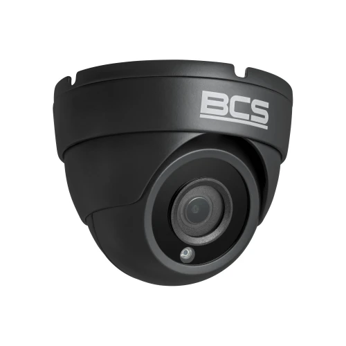 Czarna kamera kopułkowa z logo BCS na górze, posiadająca obiektyw umieszczony centralnie. Kamera ma nowoczesny design i jest przeznaczona do monitoringu.