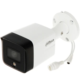 Biała kamera IP Dahua z czarnym frontem i logo marki na boku, wyposażona w obiektyw oraz diodę LED. Kamera posiada uchwyt montażowy i dwa przewody połączeniowe.