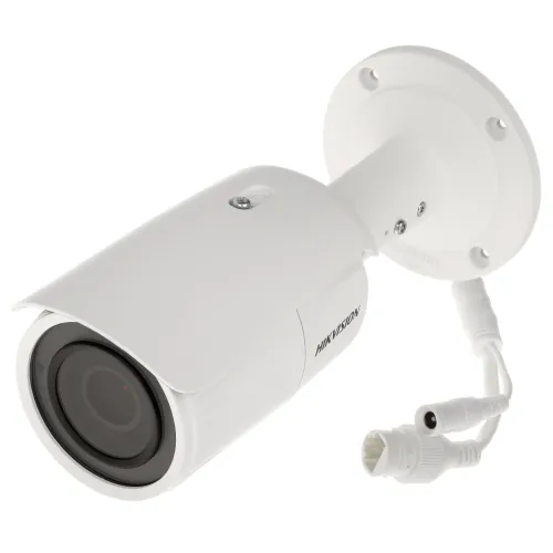 Biała kamera IP Hikvision o cylindrycznym kształcie z widocznym obiektywem i kablami połączeniowymi. Kamera jest zamontowana na okrągłej podstawie, co sugeruje możliwość montażu na ścianie lub suficie.