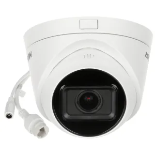 Biała kamera IP Hikvision z obiektywem motozoom i widocznymi złączami kablowymi. Kamera ma nowoczesny, kopułowy design z napisem "Hikvision" po bokach.