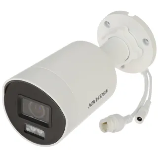 Biała kamera IP Hikvision z cylindrycznym korpusem i obiektywem umieszczonym w czarnej ramce. Kamera posiada złącza kablowe i jest zamontowana na regulowanym uchwycie ściennym.