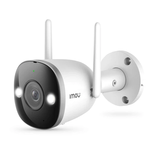 Kamera IP Imou IPC-S3EP-5M0W w kolorze białym z czarnym panelem frontowym i dwoma antenami po bokach. Urządzenie jest zamontowane na ściennym uchwycie, co umożliwia jego łatwe ustawienie.