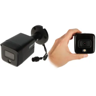 Czarna kamera IP Dahua z obiektywem 2.8 mm, widoczna z boku i z przodu, trzymana w dłoni. Kamera posiada kompaktowy design i jest wyposażona w przewody połączeniowe.