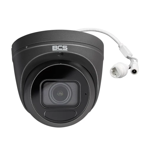 Na zdjęciu znajduje się czarna, kopułowa kamera IP marki BCS z widocznym obiektywem i przewodami. Kamera ma nowoczesny design i jest przeznaczona do monitoringu.