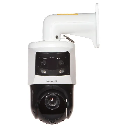 Zewnętrzna kamera IP szybkoobrotowa Hikvision z białą obudową i dwoma widocznymi obiektywami. Kamera jest zamontowana na białym uchwycie ściennym.