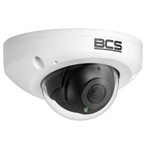 Na zdjęciu znajduje się biała kamera kopułowa marki BCS z czarnym obiektywem umieszczonym wewnątrz przezroczystej kopuły. Kamera ma elegancki, nowoczesny design i jest przeznaczona do monitoringu wizyjnego.