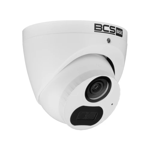 Biała kamera kopułowa z logo "BCS Basic" na obudowie, posiadająca obiektyw umieszczony centralnie. Kamera ma nowoczesny design i jest przeznaczona do monitoringu wizyjnego.
