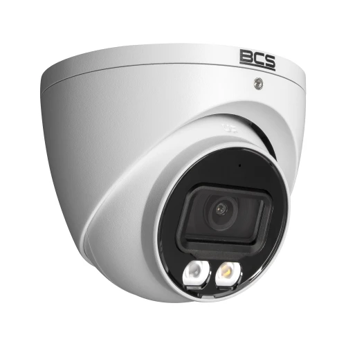 Biała kamera kopułowa marki BCS z widocznym obiektywem i dwoma diodami LED. Kamera ma nowoczesny design i jest przeznaczona do monitoringu.