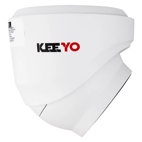 Biała kamera kopułowa z logo "KEEYO" na boku, widoczna z profilu. Urządzenie ma nowoczesny design i jest przeznaczone do monitoringu.