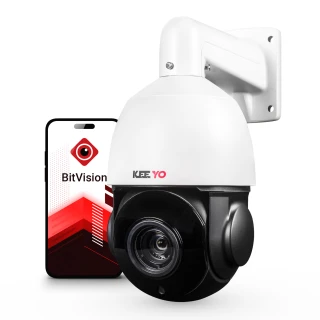 Na zdjęciu znajduje się biała, kopułowa kamera IP marki Keeyo zamontowana na ścianie. Obok kamery widoczny jest smartfon z aplikacją BitVision na ekranie.