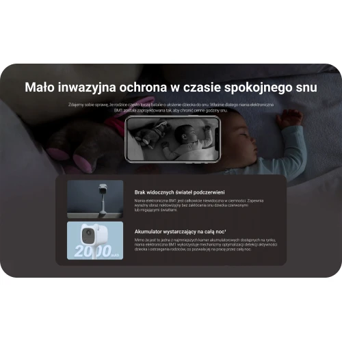 Na zdjęciu widać śpiące dziecko w łóżeczku, obok którego znajduje się elektroniczna niania z kamerą. Na pierwszym planie widoczne są informacje o funkcjach urządzenia, takich jak brak widocznych świateł podczerwieni i pojemny akumulator.