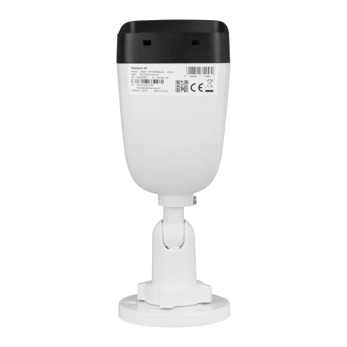 Biała kamera tubowa z czarnym panelem na górze, zamontowana na regulowanym uchwycie. Na tylnej części obudowy znajdują się etykiety z kodami kreskowymi i informacjami technicznymi.