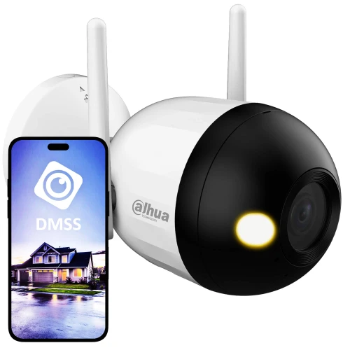 Na zdjęciu znajduje się biała kamera tubowa WiFi marki Dahua z czarnym frontem i dwoma antenami, obok której widoczny jest smartfon z aplikacją DMSS pokazującą obraz z kamery. Kamera jest przeznaczona do monitoringu zewnętrznego, co sugeruje zdjęcie domu na ekranie telefonu.