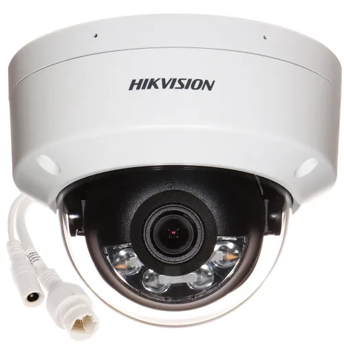 Wandaloodporna kamera IP Hikvision DS-2CD1123G2-LIU(2.8mm) z widocznym obiektywem i diodami LED. Kamera ma białą, kopułową obudowę i dwa przewody połączeniowe.