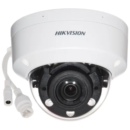 Wandaloodporna kamera IP Hikvision w białej obudowie z widocznym obiektywem i przewodami połączeniowymi. Kamera posiada oznaczenie modelu i jest przeznaczona do monitoringu zewnętrznego.