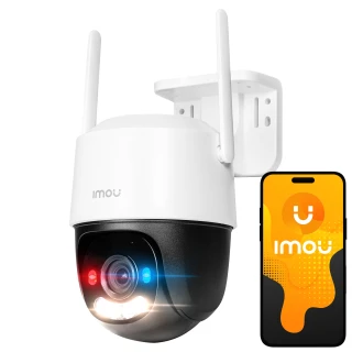 Na zdjęciu znajduje się zewnętrzna kamera monitoringu Imou IPC-K, zamontowana na ścianie, z widocznymi antenami i obiektywem. Obok kamery przedstawiono smartfon z aplikacją Imou na ekranie.