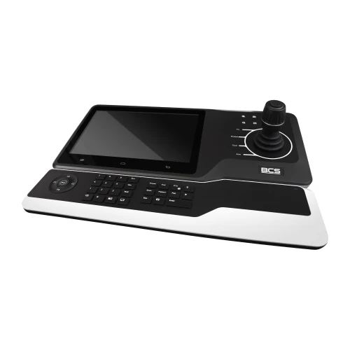 Czarna klawiatura sterująca BCS z wbudowanym ekranem dotykowym i joystickiem po prawej stronie. Urządzenie posiada również klawiaturę numeryczną i dodatkowe przyciski funkcyjne.