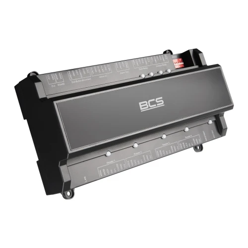 Na zdjęciu znajduje się czarny kontroler dostępu marki BCS z widocznymi złączami i oznaczeniami na obudowie. Urządzenie ma prostokątny kształt i jest sfotografowane na białym tle.