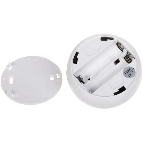 Okrągłe, białe miejsce na baterie 2 x 1,5V AAA z otwartą pokrywą obok. Wewnątrz widoczne są sprężynki i oznaczenia biegunów dla baterii.