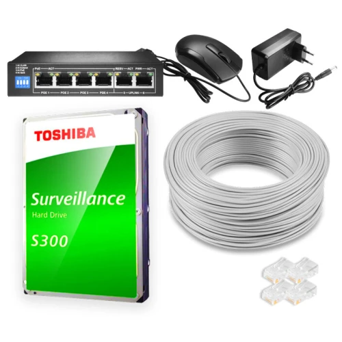 Na zdjęciu znajduje się zestaw akcesoriów sieciowych, w tym dysk twardy Toshiba Surveillance S300, przełącznik sieciowy, mysz komputerowa, zasilacz, kabel sieciowy oraz złącza RJ45. Produkty są ułożone na białym tle, co podkreśla ich szczegóły i funkcjonalność.
