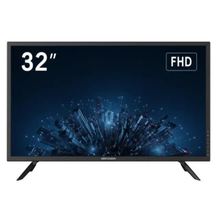 Monitor Hikvision DS-D5032F3 o przekątnej 32 cale z wyświetlaczem FHD, przedstawiający grafikę miasta nocą na ekranie. Urządzenie posiada smukłą ramkę i stoi na dwóch nóżkach.