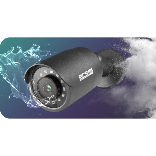 Kamera monitoringu BCS Basic 4MP przedstawiona jest na tle efektu rozpryskującej się wody i dymu, co sugeruje jej odporność na warunki atmosferyczne. Urządzenie ma cylindryczny kształt i jest wyposażone w diody LED do pracy w nocy.