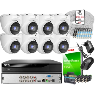 Zestaw monitoringu składa się z ośmiu białych kamer kopułkowych BCS, rejestratora, dysku twardego Toshiba S300 oraz akcesoriów takich jak zasilacz, myszka, przewody i złączki. W tle widoczna jest również tabliczka informacyjna "Uwaga obiekt monitorowany".