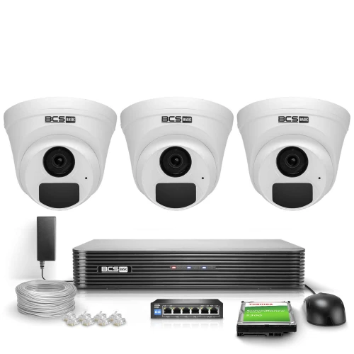 Na zdjęciu znajduje się zestaw monitoringu IP BCS Basic, składający się z trzech kamer kopułkowych, rejestratora, kabla, zasilacza, switcha oraz dysku twardego. Wszystkie elementy są ułożone na białym tle, prezentując kompletny system do nadzoru wizyjnego.