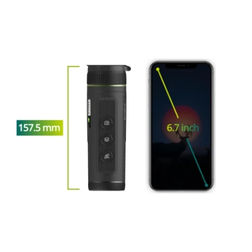 Zdjęcie przedstawia monokular termowizyjny Pixfra obok smartfona z ekranem o przekątnej 6,7 cala. Obok monokularu widoczna jest miarka wskazująca jego długość wynoszącą 157,5 mm.