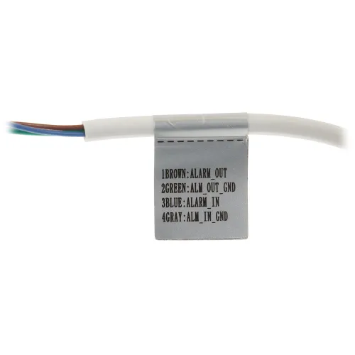 Zdjęcie przedstawia przewód z czterema kolorowymi żyłami: brązową, zieloną, niebieską i szarą, z opisem ich funkcji na metalowej etykiecie. Etykieta informuje o przypisaniu kolorów do funkcji alarmowych i uziemienia.