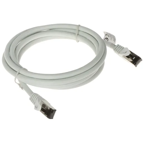 Na zdjęciu znajduje się szary patchcord RJ45 S/FTP o długości 2 metrów, zwinięty w pętlę. Kabel posiada złącza RJ45 na obu końcach, a na jednym z nich widoczna jest etykieta z oznaczeniami.