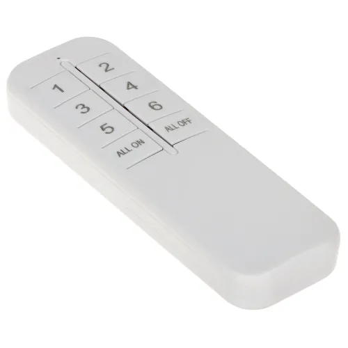 Na zdjęciu znajduje się biały pilot z sześcioma przyciskami oznaczonymi cyframi od 1 do 6 oraz dodatkowymi przyciskami "ALL ON" i "ALL OFF". Pilot ma prostokątny kształt z zaokrąglonymi krawędziami.