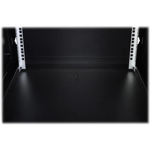 Czarny przepust kablowy zamontowany w podłodze szafy serwerowej. W tle widoczne są metalowe szyny montażowe.