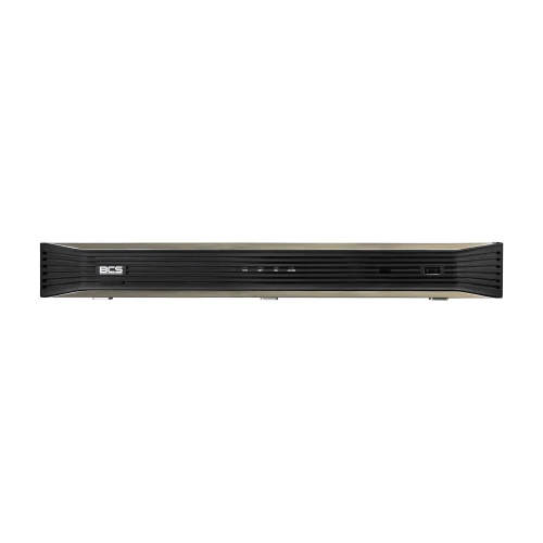 Rejestrator IP BCS P-NVR3202 w czarnej obudowie z widocznym logo BCS na przednim panelu. Urządzenie posiada minimalistyczny design z kilkoma przyciskami i portem USB na froncie.