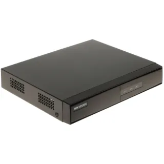 Czarny rejestrator IP Hikvision DS-7108NI-Q1/MD z ośmioma kanałami, widoczny z przodu i z boku. Urządzenie ma prostokątny kształt z perforacjami po bokach i panel kontrolny z przodu.