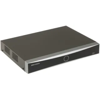Rejestrator IP Hikvision DS-7616NXI-K1 z 16 kanałami AcuSense, w prostokątnej, czarno-szarej obudowie z logo na przednim panelu. Urządzenie posiada okrągły przycisk na środku oraz port USB po prawej stronie.
