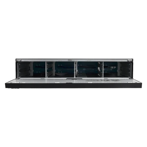 Zdjęcie przedstawia otwarty rejestrator sieciowy IP BCS z widocznymi czterema wnękami na dyski twarde. Obudowa jest metaliczna, z wyraźnie zaznaczonymi przegrodami wewnętrznymi.